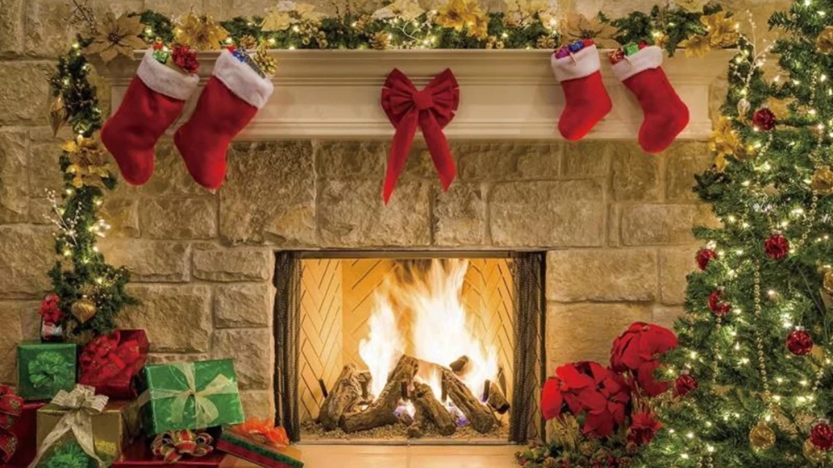 Calcetines de navidad puestos en la chimenea